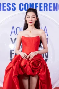 Quế Anh và Bùi Quỳnh Hoa tỏa sáng tại Tuần lễ Thời trang Quốc tế Việt Nam