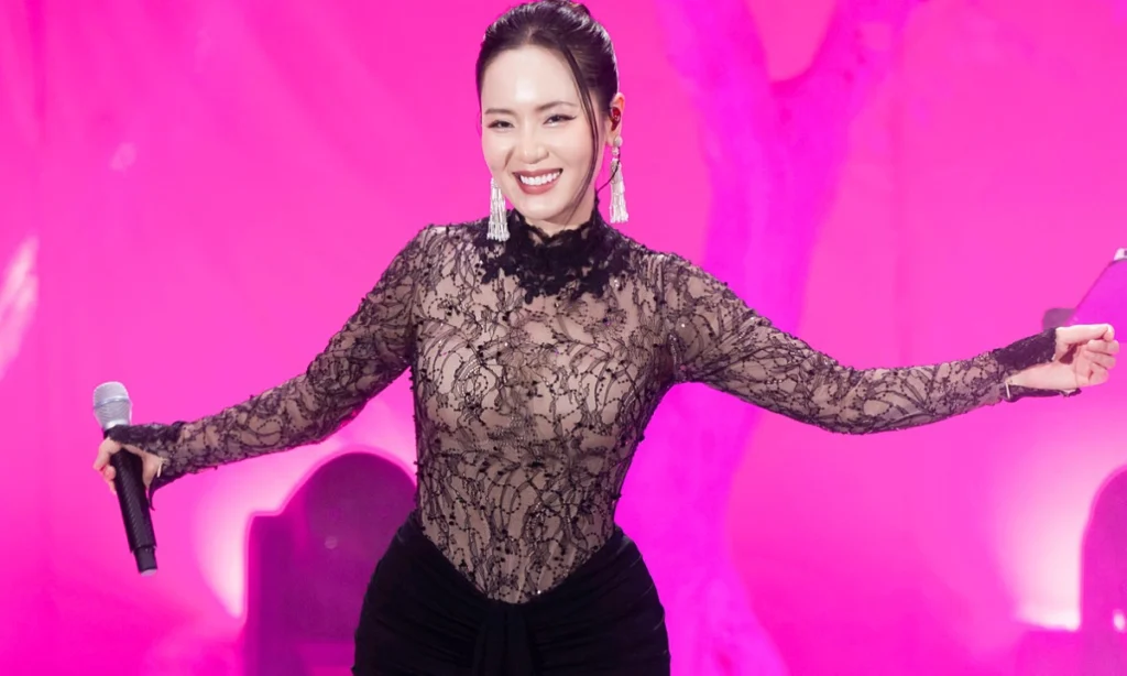 Phương Linh Nổi Bật Với Trang Phục 'Mặc Như Không' Tại Hà Nội