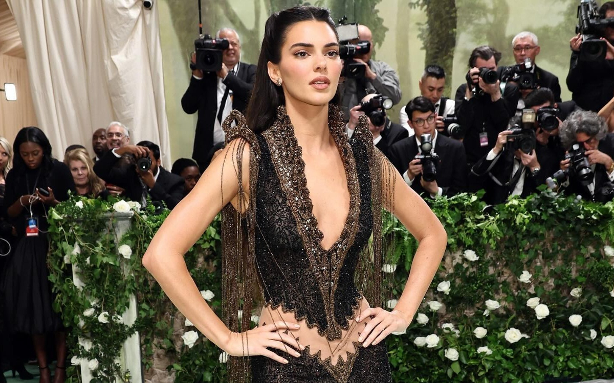 Chị em Kardashian - Jenner tỏa sáng tại Met Gala 2025 với phong cách ấn tượng.