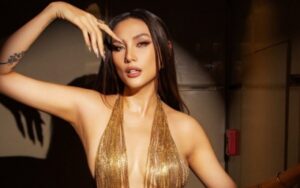 Võ Hoàng Yến Khoe Vóc Dáng Mẹ Bỉm Sữa Trong Đầm Ánh Kim Tại Miss Cosmo Vietnam 2025