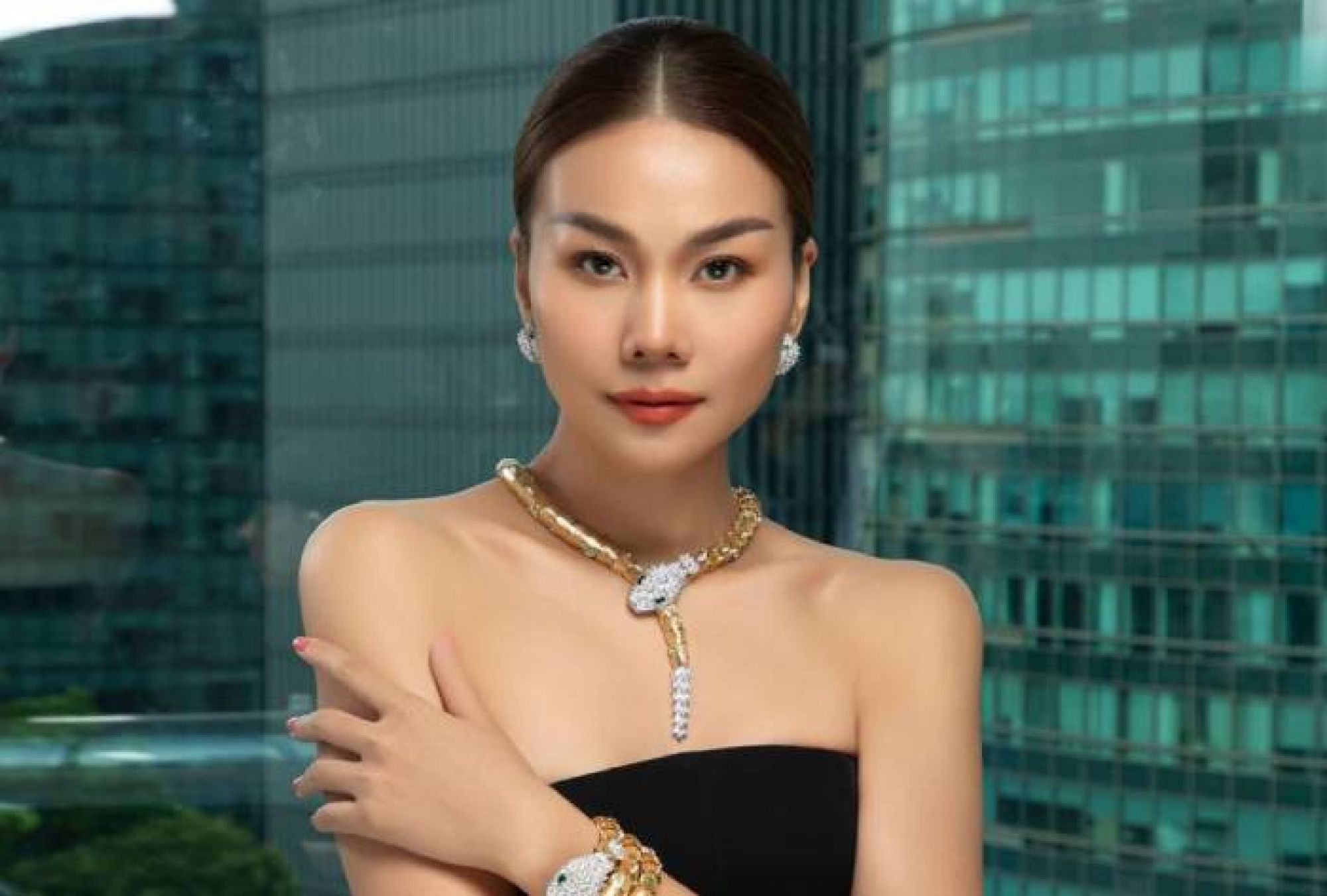 Thanh Hằng trở lại ghế nóng Vietnam's Next Top Model 2025 với phong cách menswear ấn tượng