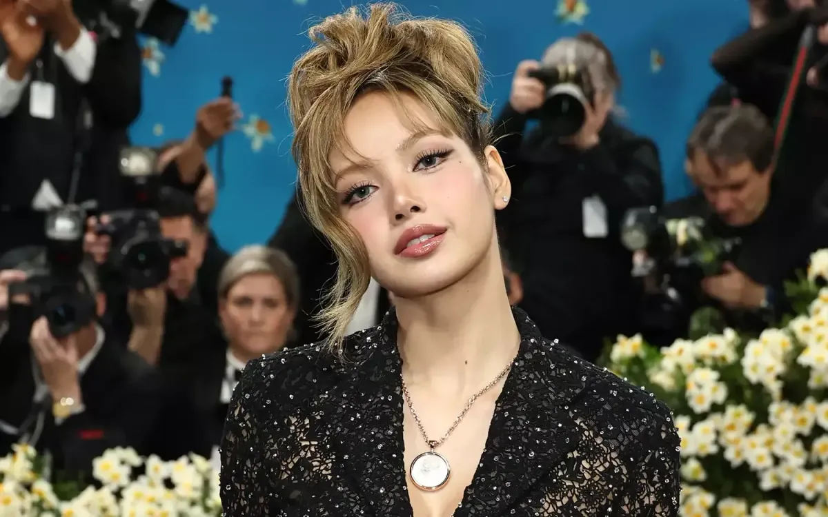 Lisa gặp chỉ trích vì trang phục nội y có hình ảnh Rosa Parks tại Met Gala