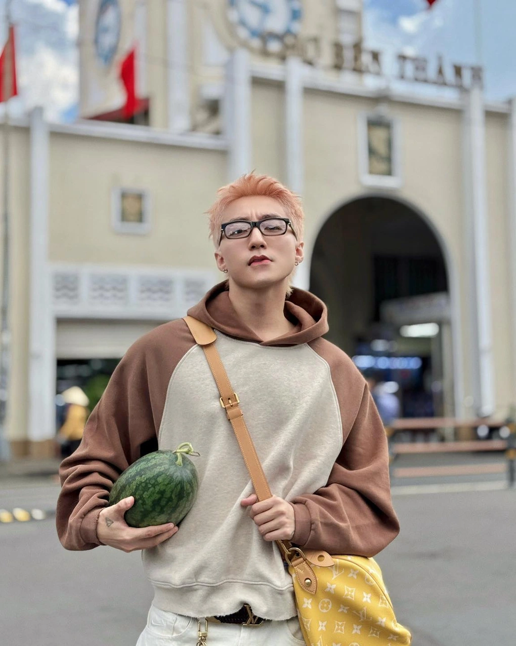 Sơn Tùng M-TP Bị Chỉ Trích Khi Dùng Túi 300 Triệu Đồng Đựng Trái Cây Tại Chợ Bến Thành