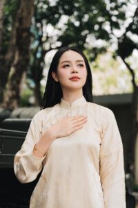 Dàn Hoa Hậu Tỏa Sáng Trong Áo Dài Trắng Mừng 50 Năm Thống Nhất Đất Nước